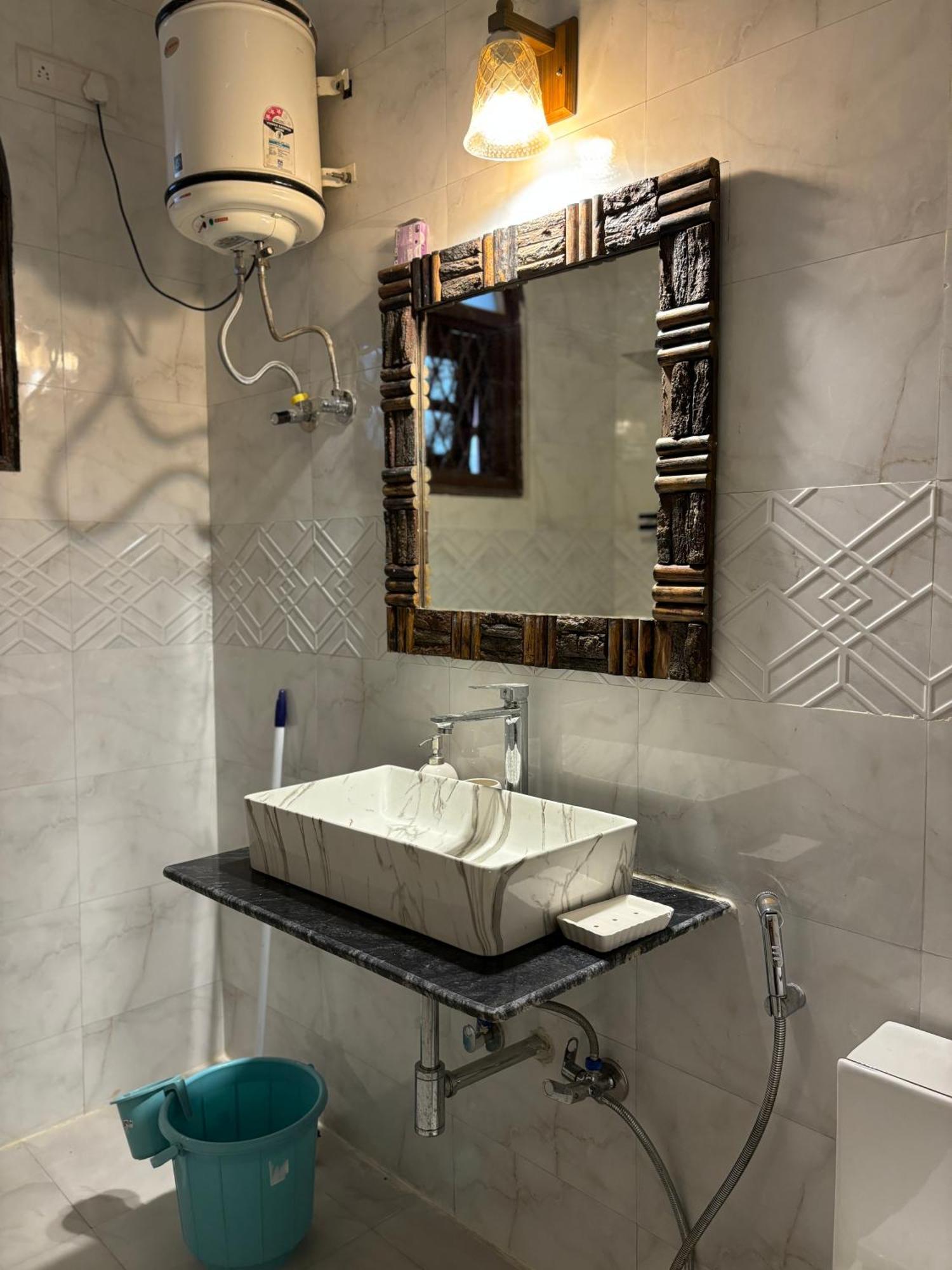 Atharva'S Homestay By Goaround Homes - Nehru Enclave Metro, South Delhi New Delhi Exteriör bild