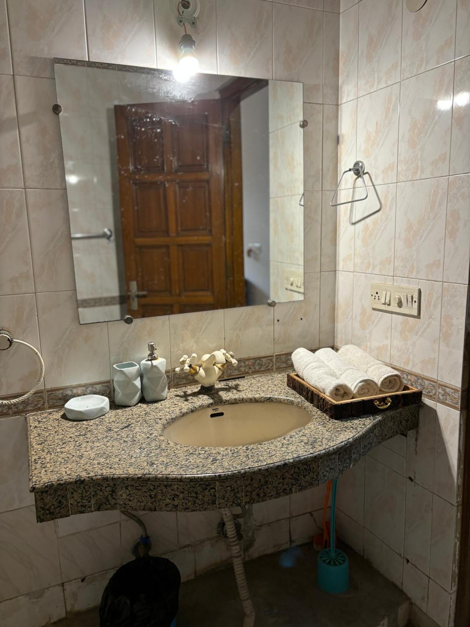 Atharva'S Homestay By Goaround Homes - Nehru Enclave Metro, South Delhi New Delhi Exteriör bild