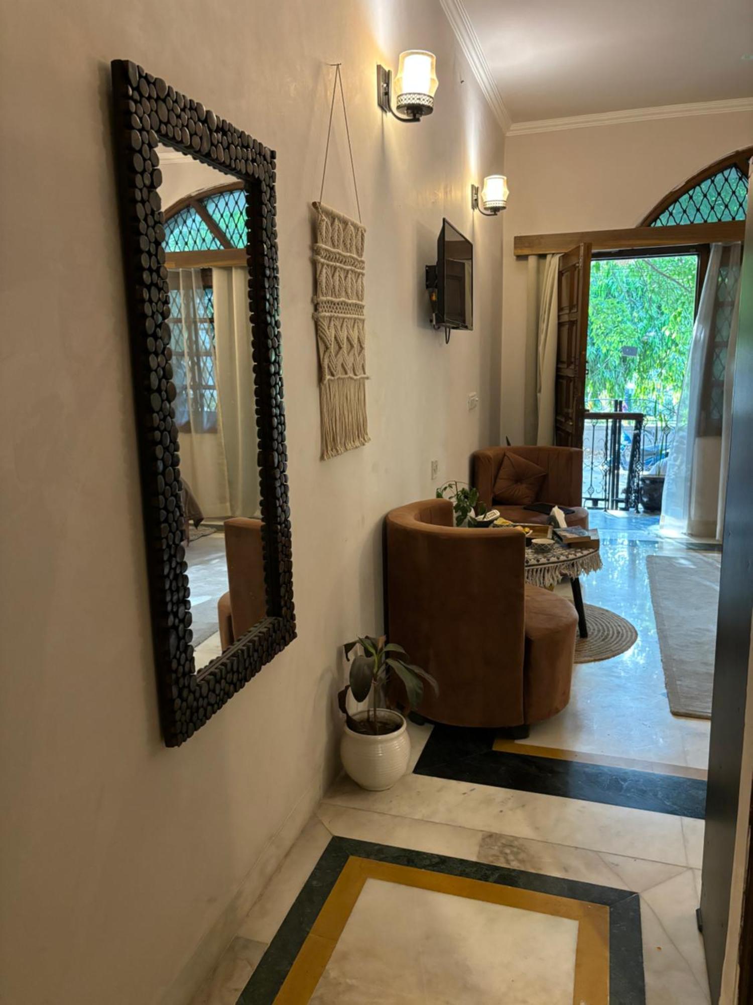 Atharva'S Homestay By Goaround Homes - Nehru Enclave Metro, South Delhi New Delhi Exteriör bild