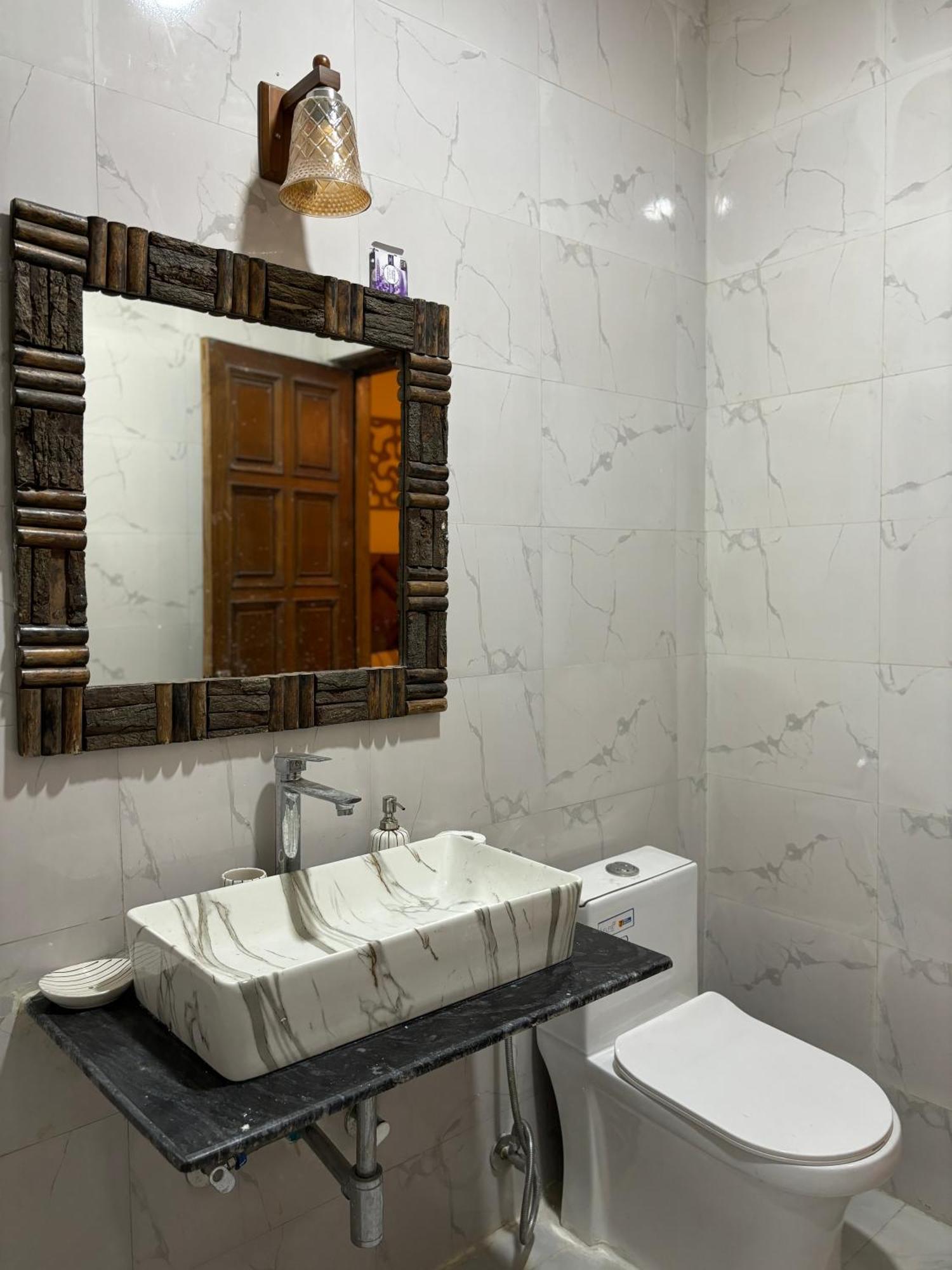 Atharva'S Homestay By Goaround Homes - Nehru Enclave Metro, South Delhi New Delhi Exteriör bild