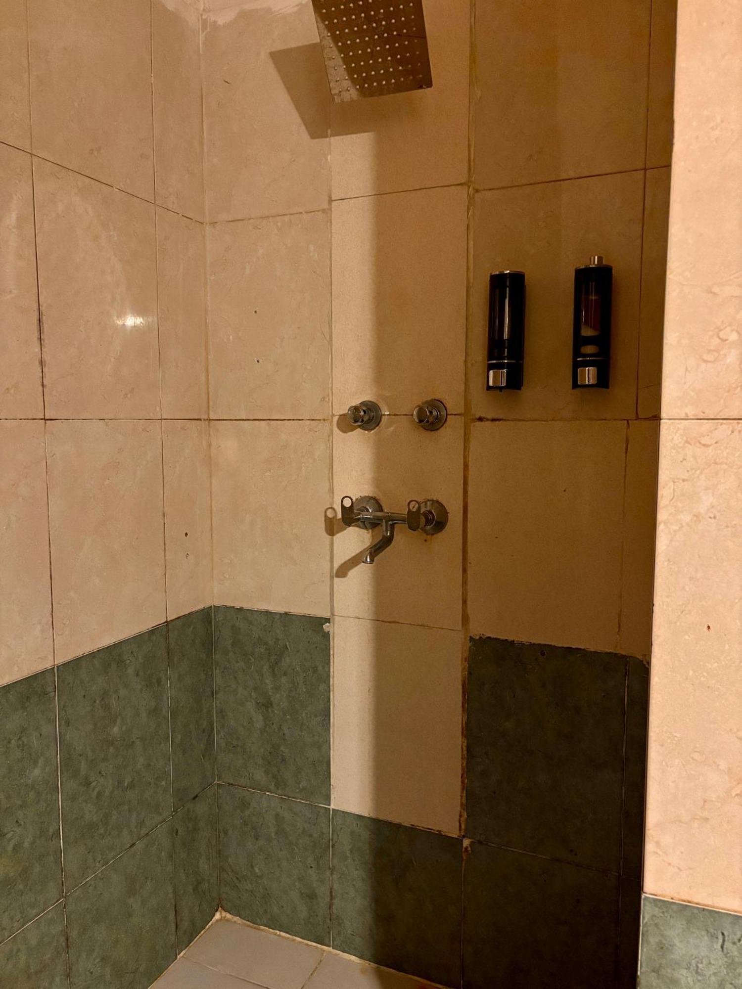 Atharva'S Homestay By Goaround Homes - Nehru Enclave Metro, South Delhi New Delhi Exteriör bild